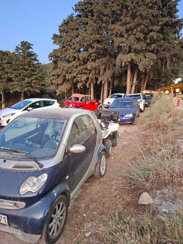 Ανεξέλεγκτη η κυκλοφορία στη Ζιά – Συνεχίζεται το χάος χωρίς καμία ρύθμιση