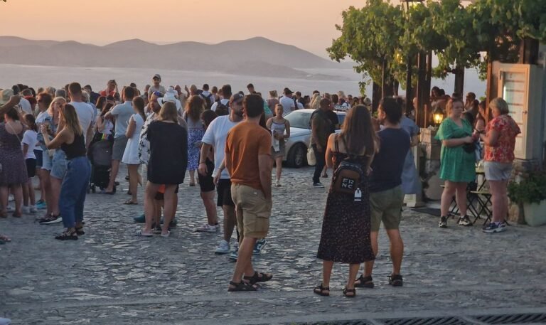 Αδιέξοδο στη Ζιά: Κυκλοφοριακό χάος και αγανάκτηση από επαγγελματίες και επισκέπτες