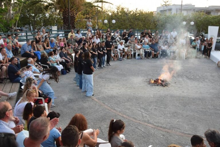 Αναβίωση του εθίμου του Κλήδονα και του Φανού από τον ΑΠΕΛΛΗ στο θεατράκι Μαρμαρίου