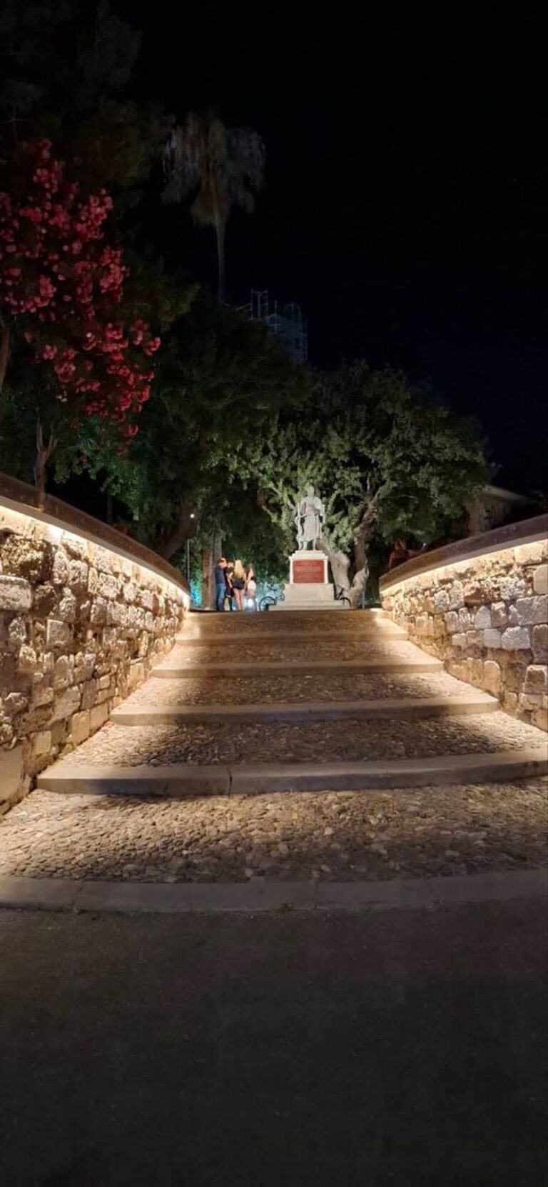Φωτίστηκε το άγαλμα του Ιπποκράτη στην Κω – Ένα τοπόσημο που λάμπει ξανά