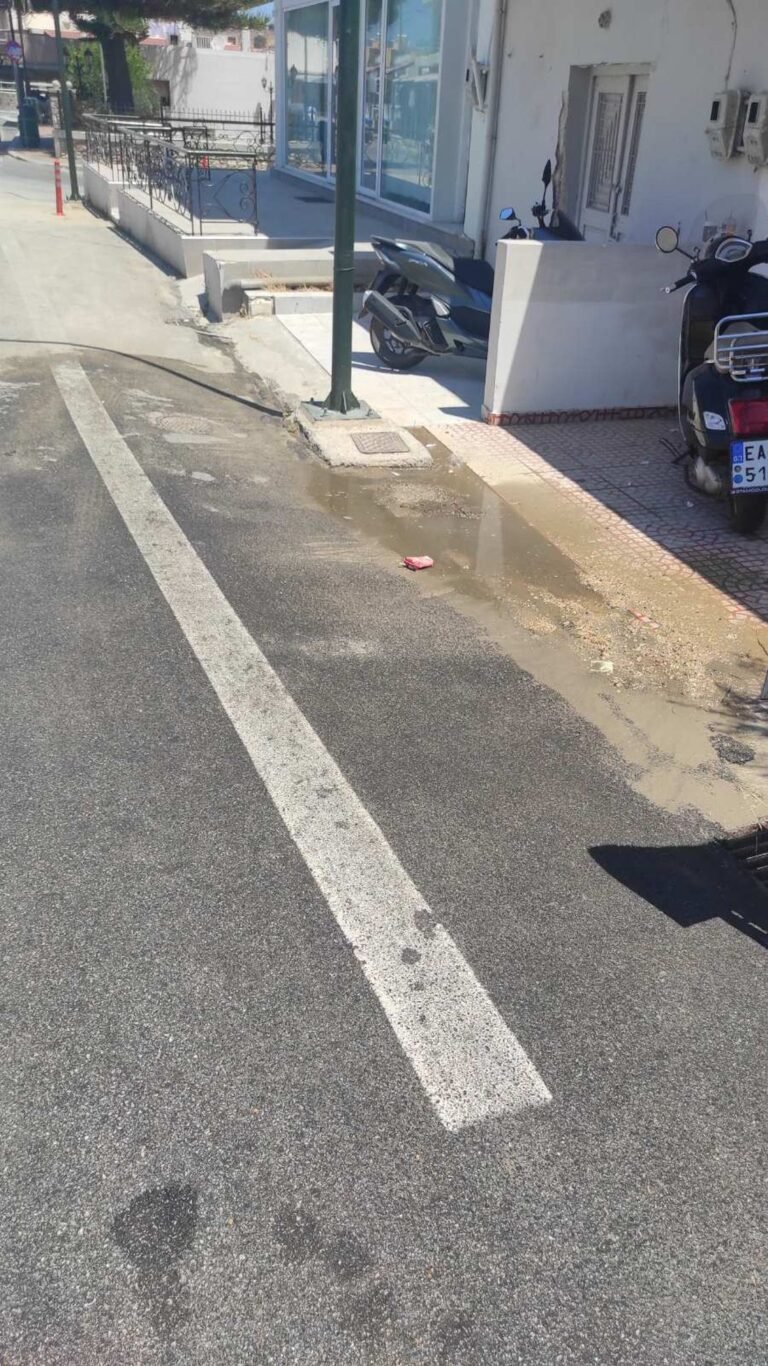 Έντονες διαμαρτυρίες κατοίκων Πυλίου για διακοπές νερού και πλημμυρισμένο δρόμο λόγω βλαβών της ΔΕΥΑΚ