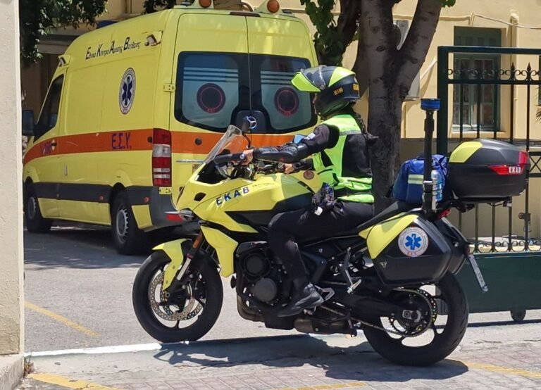 Η μοτοσικλέτα του ΕΚΑΒ σε πλήρη λειτουργία στην Κω – Άμεση επέμβαση στα επείγοντα με τη Νάσια Γκουβέρου