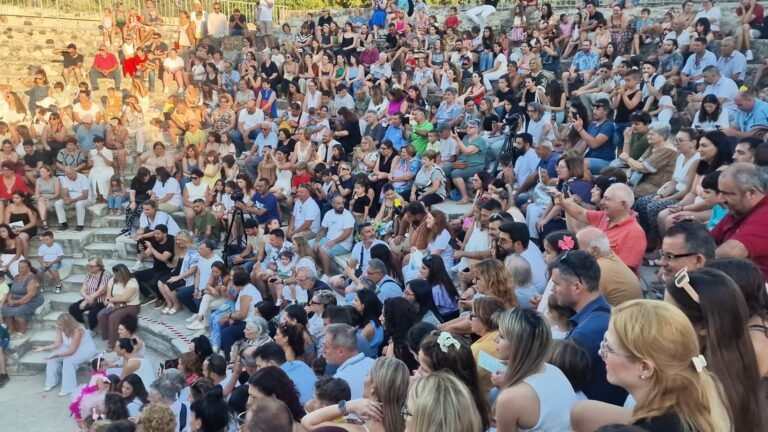 Μαγική θεατρική βραδιά από τον Παιδικό Σταθμό Αβέρωφ με τους «Όρνιθες» του Αριστοφάνη στο Ρωμαϊκό Ωδείο Κω