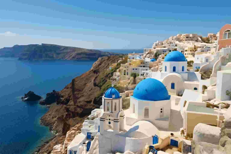 Ανατροπή στον τουρισμό: Μεγάλη πτώση στη Σαντορίνη και άλλα νησιά – Αντέχουν οι «value for money» προορισμοί