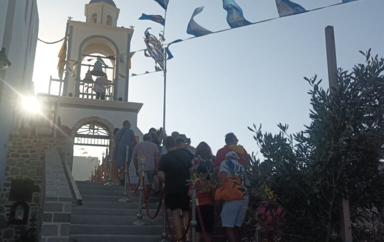 Πλήθος πιστών στη Νίσυρο για την εορτή της Κοιμήσεως της Θεοτόκου στην Παναγία Σπηλιανή