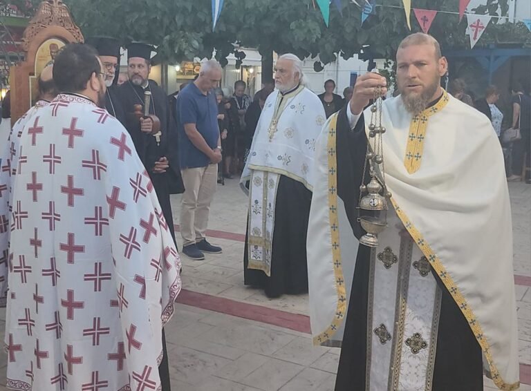 Πλήθος πιστών στον εσπερινό και τη λιτάνευση της Εικόνας του Αγίου Θεολόγου στην Καρδάμαινα