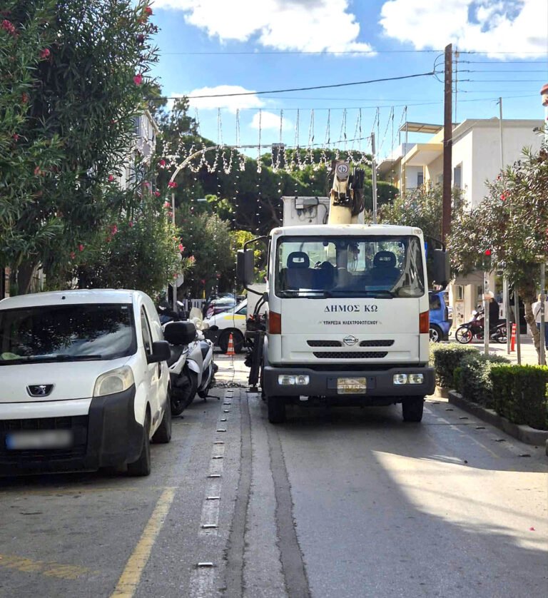 Η Κως «φοράει» τα γιορτινά της – Ξεκίνησε ο χριστουγεννιάτικος στολισμός στην πόλη