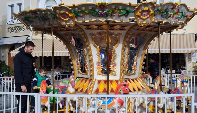Ξεκίνησε τη λειτουργία του το καρουζέλ στην πλατεία Καζούλη στην Κω