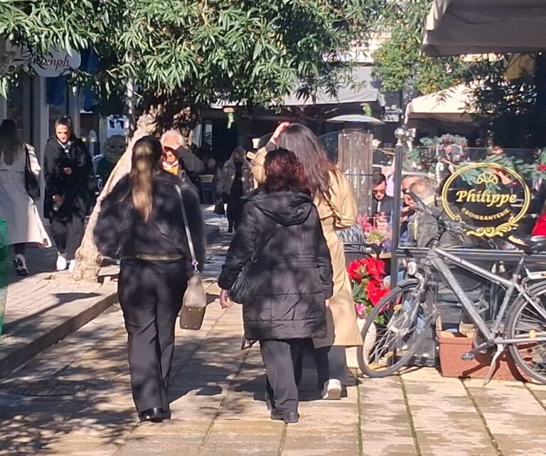 Κορυφώνεται η χριστουγεννιάτικη κίνηση στην αγορά του νησιού