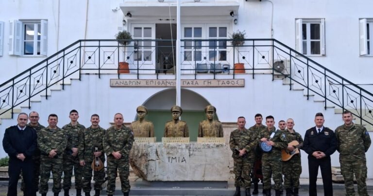 Πρωτοχρονιάτικα κάλαντα από τη μπάντα της 80 ΑΔΤΕ στο Λιμεναρχείο Κω