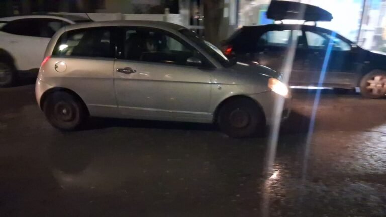 Αγανακτισμένοι κάτοικοι στην οδό Ιερού Λόχου για τα λύματα στον δρόμο