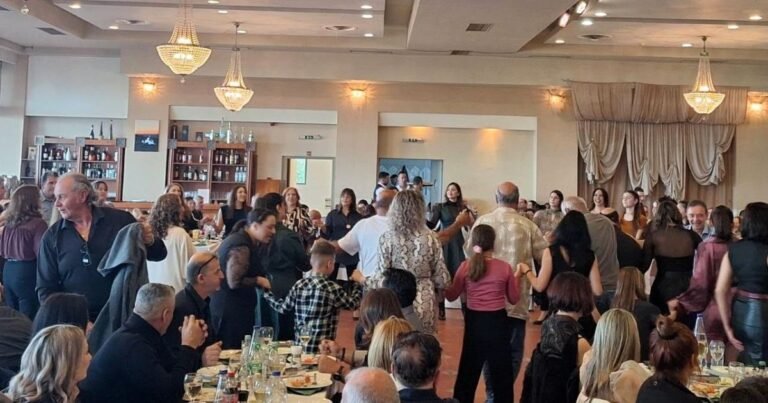 Με κέφι, χορό και παράδοση η κοπή πίτας της σχολής χορού της Ελένης Δρόσου