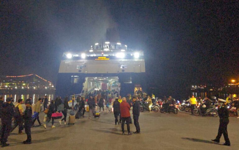 Έκτακτη προσέγγιση του Blue Star Chios στο Λαύριο – Κατέληξε 88χρονη επιβάτιδα