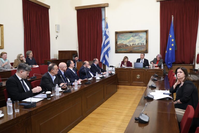 ΜΑΝΟΣ ΚΟΝΣΟΛΑΣ: «Ο τουρισμός να συνδεθεί με έννοιες όπως η φέρουσα ικανότητα, η ανθεκτικότητα και η αειφορία»