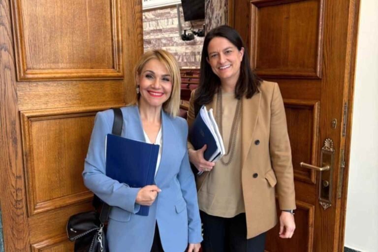 Το ζήτημα των ξεναγών και των ενσήμων τους έθεσε η Μίκα Ιατρίδη στην Υπουργό Εργασίας, Νίκη Κεραμέως.