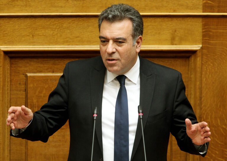 ΘΕΜΑ: «Μια πρωτοποριακή πρόταση του Μάνου Κόνσολα για την εξυπηρέτηση των πολιτών σε νησιωτικές και ορεινές περιοχές στις οποίες έχει ανασταλεί η λειτουργία δομών και υπηρεσιών. Προτείνει γραφεία μιας στάσης για να εξυπηρετούνται σε όλες τους τις συναλλαγές οι πολίτες σε αυτές τις περιοχές»