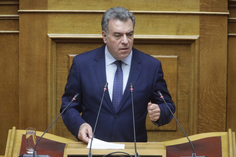 Μάνος Κόνσολας: Πλαφόν σε Καύσιμα και 63 Βασικά Προϊόντα Τροφίμων