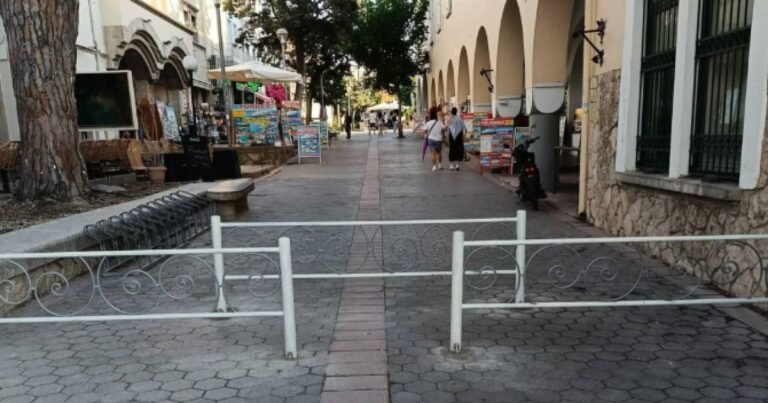 Κως: Τοποθετήθηκαν νέες μπάρες ασφαλείας στην ιστορική Πλατεία Πλατάνου